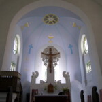 Celkový pohled do presbytáře kostela před restaurováním. Původní malby jsou zakryté novodobým nátěrem, na kterém jsou překreslené jen vybrané motivy