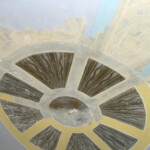 Postup odstraňování novodobého nátěru. V některých částech malby bylo použito nepravé zlacení práškovým bronzem