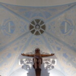 Pohled do klenby presbytáře po restaurování maleb