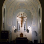 Celkový pohled do presbytáře po restaurování, ve večerním osvětlení