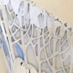 Detail štukové výzdoby v lodi po začátku rekonstrukce barevné úpravy