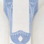 Pilastr v lodi se štukovou výzdobou s rekonstruovanou barevnou úpravou