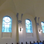 Boční stěna lodi po restaurování štuků a jejich barevného řešení