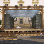 První stavba divadla a instalace scény krajiny na nádvoří zámku ve Valticích (2014)