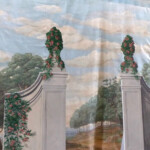 Variabilní stojková kulisa zahradní architektury s vázami před prospektem krajiny (Světce u Tachova, 2015)