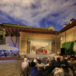 Florea Theatrum na nádvoří pražského Liechtensteinského paláce (HAMU) s poprvé instalovaným malovaným portálem (léto 2020, foto Libor Sváček)