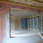 Pohled na neviště po osazení první sady dekorací. Stále chybí opona i některé části konstrukcí