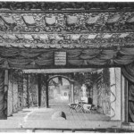 Fotografie divadla ze začátku 20. století na dobové pohlednici