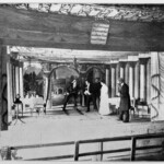 Fotografie ze slavnostního představení na paměť Karla von Holtei ze začátku 20. století. Předloha zejména pro kulisy se sloupy