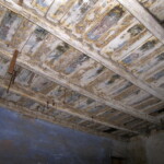 Pod starším záklopovým stropem se zachovaly zbytky jevištních konstrukcí a háky k zavěšení dekorací, které umožnily zrekonstruovat původní prostorové řešení