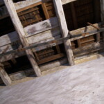 Na primitivní konstrukci k uchycení dekorací se dochovaly i stopy po původním osvětlovacím systému