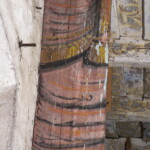 Pod stropem se zachovala i malá část původního bednění jevištního portálu s malbou iluzivní draperie