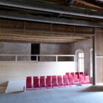 Pohled do hlediště ve fázi budování vnitřních konstrukcí divadla (jeviště, balkón)