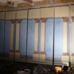 Variace na původní dekorace vznikala přímo na jevišti