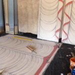 Průběh malby opony a proscéniových stojek přímo na jevišti