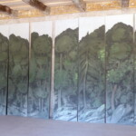 Sada kulis lesa s průhledem do krajiny na zadním prospektu nebyla zatím dokončena