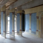 Kulisy jsou uloženy v drážkách na podlaze a pod stropem, jednotlivé sady bude v budoucnu možné snadno vyměňovat přímo před zraky diváků