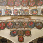 Erby zaplňují kromě stěn i klenební pole a pasy obou větších místností