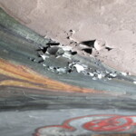 Barevná vrstva se na mnoha místech odlupovala od podkladové omítky