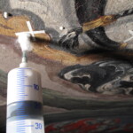 Hloubkovou injektáží byly vyplněny praskliny a dutiny v omítce