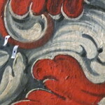 Odlupující se části malby bylo nutné upevnit zpět k podkladu