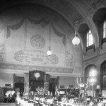 Část fotografie restaurace I. třídy z archivu NTM (R. Bruner-Dvořák, asi 1906) zachycuje původní malovanou výzdobu