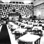 V 60. letech už byla stěna restaurace vyzdobena jinak – černo-zlatým geometrickým dekorem