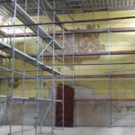 Velký státní znak ČSR na čelní stěně restaurace I. třídy