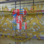 Znak na stěně restaurace pro lepší názornost s digitálně vloženým obrázkem znaku