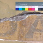 Část nápisu PRAVDA VÍTĚZÍ poškozeného elektrickým vedením