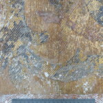 Detail struktury zlacené a kolorované linkrusty uvnitř znaku