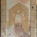 Iluzivní architektura u vchodu z parku. Stav po vytmelení defektů a domodelování chybějících částí