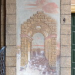 Iluzivní architektura u vchodu z parku. Stav po začátku barevných retuší