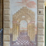 Iluzivní architektura u vchodu z parku. Stav po vyretušování a rekonstrukci iluzivní bosáže