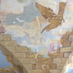 Jeden z výjevů na klenbě v první fázi restaurování, před dokončením tmelení