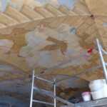 Pohled do klenby v průběhu restaurování