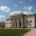 Boční pavilón kačinského zámku, ve kterém je kromě divadla i nedokončená zámecká kaple (foto Ondřej Svoboda)
