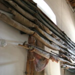 Část souboru dekorací, umístěná stále v původním prostředí – na zadní stěně jeviště