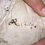 Podpis R. Chotek na jednom z dětských kabátků