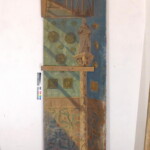 Boční kulisa, na které byly před restaurováním dokonce připevněna druhotná prkýnka