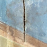 Trhlina na jedné z kulis před restaurováním