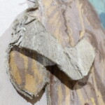 Karton byl před opravou velmi poničený a bylo nutné jej podlepit novou vrstvou