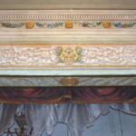 Jevištní portál s harlekýnem (malovaná draperie v zadní části portálu) a s bohatou dekorativní malbou