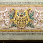 Střední část malby nad portálem s trhlinou ve spodní části, stav před restaurováním