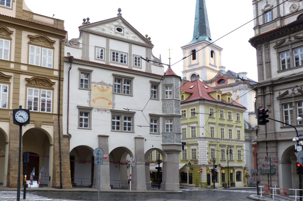 Praha, Malostranské náměstí – restaurování slunečních hodin a sgrafit na arkýři (2021)