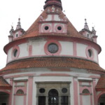 Rondel před opravou, s nelogickým ahistorickým barevným řešením z roku 1994