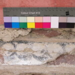 Během průzkumu byly nalezeny fragmenty původního malířského řešení architektonických článků. Zde perlovec na římse tamburu