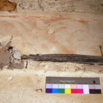 Vlys pod korunní římsou byl zdoben akantovým dekorem. Zbytky se zachovaly i pod krovem později přistavené pravé arkády