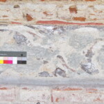 Fragment akantového dekoru pod cementovým nátěrem na vlysu pod římsou