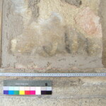 Detail malovaného kanelování pilastru